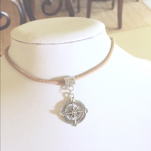 Compass leather choker necklace - Picture 2 of 5